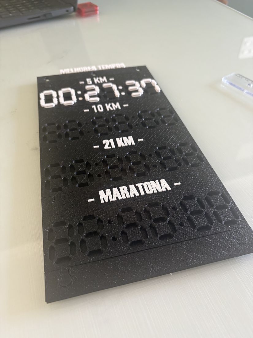 Painel com a placa Maratona e o tempo de 5 km montado
